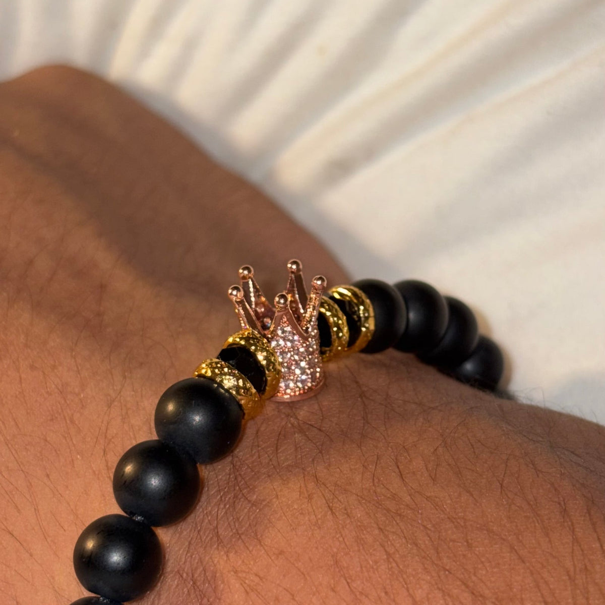 Pulsera de corona oro rosa con aros dorados